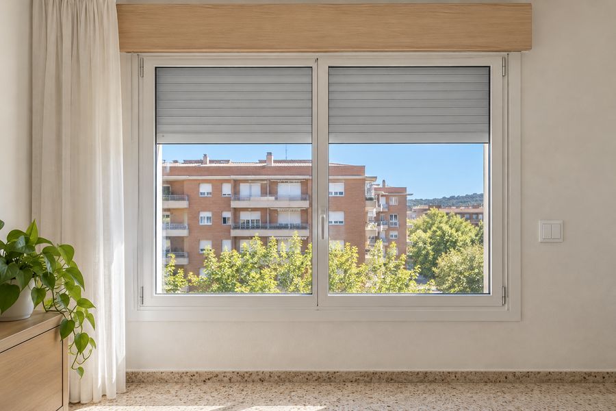 La misma ventana con una persiana de aluminio nueva y su pulsador de pared